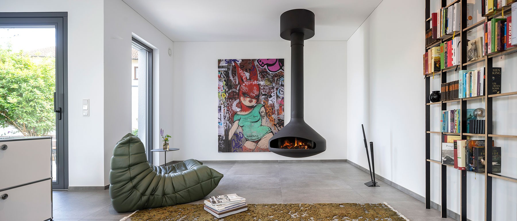 Offene Küche im modernen Holzhaus mit Blick auf den zentralen Innenhof und lichtdurchflutetem Raumkonzept 